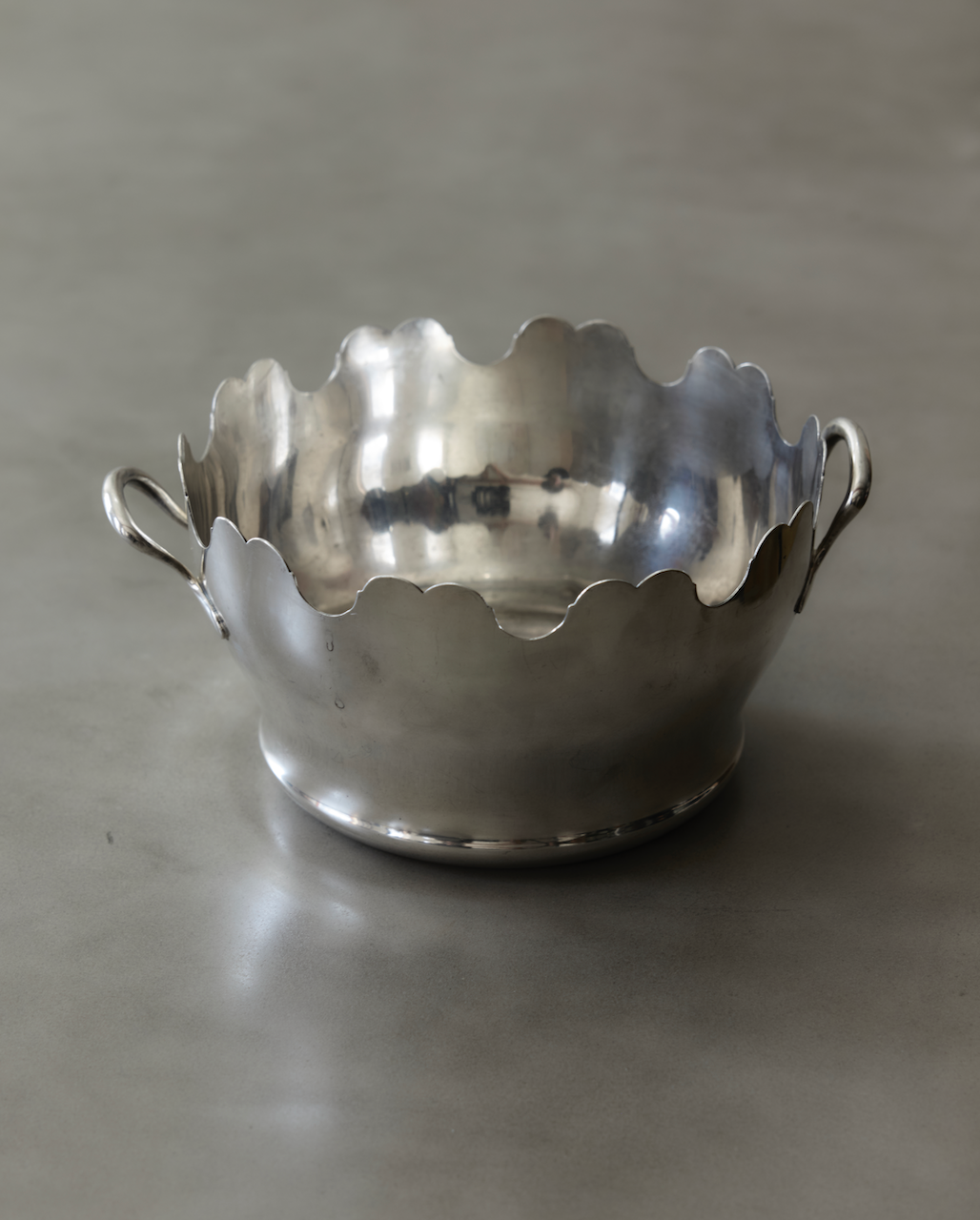Round Scalloped Bucket