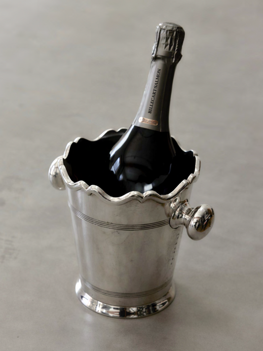 Scalloped bucket