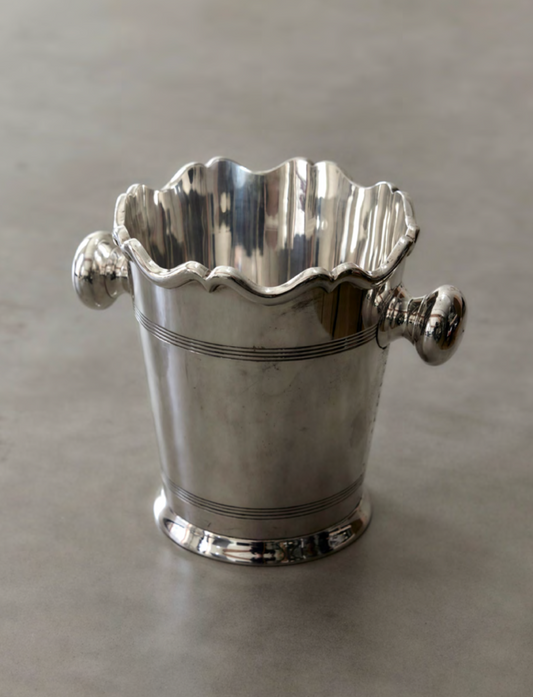 Scalloped bucket